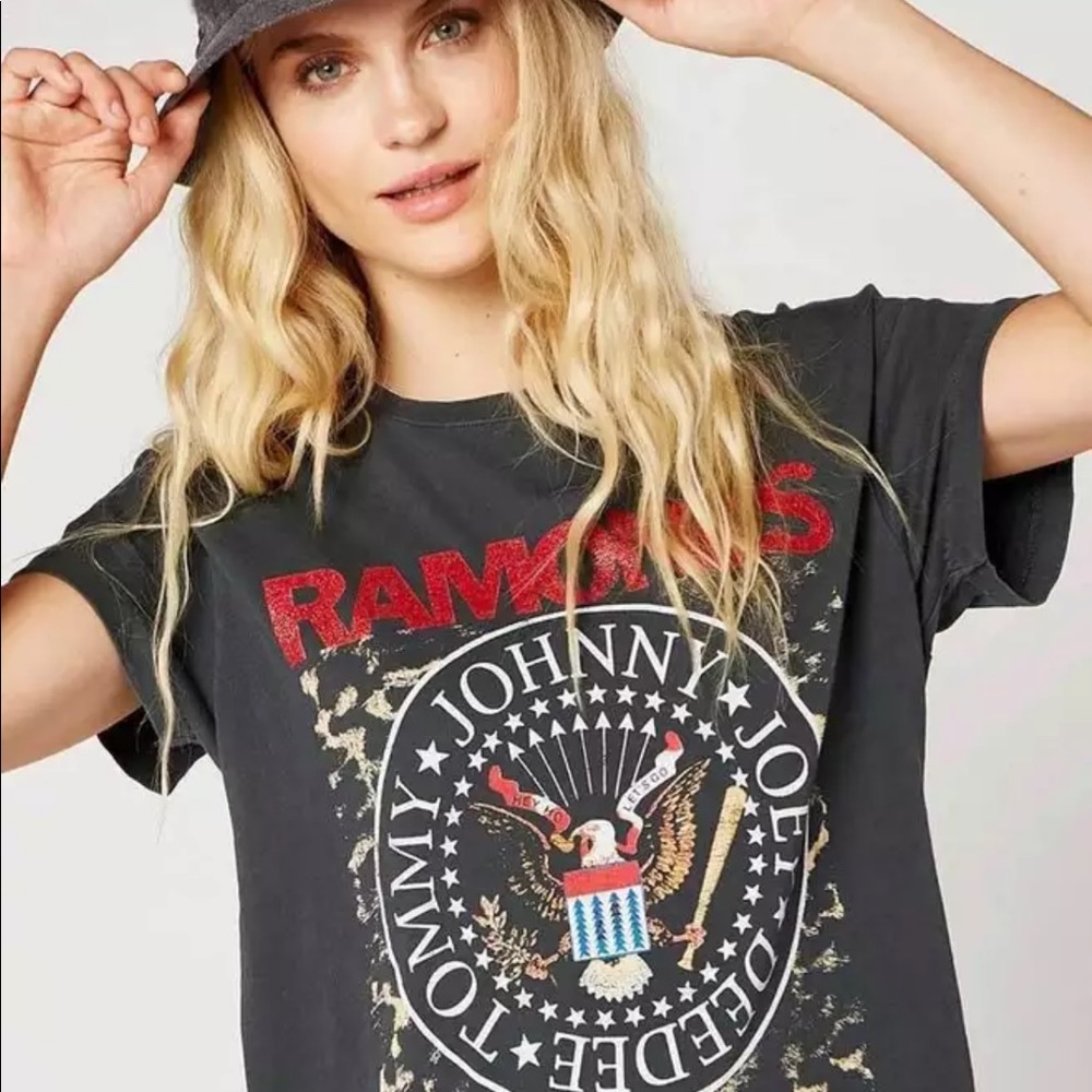 RAMONES Graphic Tee - Picture 8 of 13